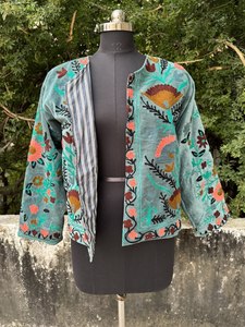 Chaqueta de Terciopelo Suzani – Abrigo Boho Bordado a Mano – Chaqueta Corta Talla Única – Ropa Étnica de Estilo Vintage – Lote al por Mayor - Product Image 5