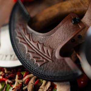 Couteau à pizza Viking artisanal en acier inoxydable finition satinée, couteau Ulu gravé de runes personnalisées, vente en gros - Product Image 3