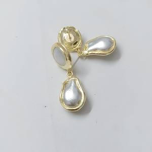 Boucles d'oreilles longues en perles naturelles artisanales 3,5 cm, argent sterling 925 plaqué or 18 carats, bijoux de mariée en perles de créateur - Product Image 3