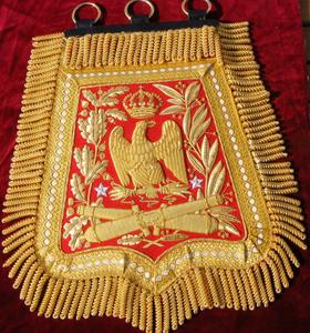 Cet article est une sabretache, une pochette plate en cuir ou une sacoche, autrefois portée suspendue à un équipement de cavalerie ou d'artillerie équestre. - Product Image 4