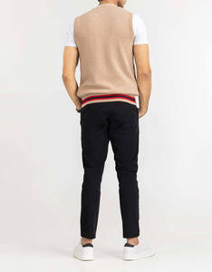 Pull-over en tricot sur mesure à col ras du cou et manches longues, style boutonné, col profond, fabriqué par un fabricant de pulls. - Product Image 2