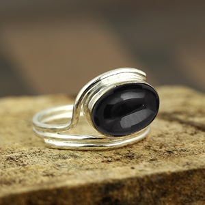 Bague vintage Gourik en argent sterling 925 poli miroir avec onyx noir ovale serti en cabochon, faite à la main par un artisan de précision pour femme - Product Image 3