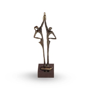 Escultura minimalista de aluminio fundido diseñada para entornos contemporáneos con proporciones equilibradas y un calma artística. - Product Image 5