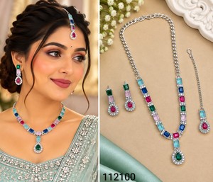 Conjunto de collar con diamantes americanos con corte esmeralda y aretes a juego, y mang tika, chapado en rodio, conjunto de joyería de moda. - Product Image 5