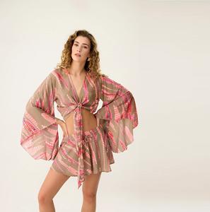 Ensemble deux pièces imprimé pour femme – Haut court à manches cloche et col en V à nouer avec mini-jupe – Assortiment - Product Image 1