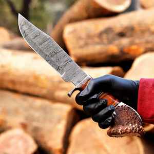 Couteaux de chasse en acier Damas faits main sur mesure de qualité supérieure avec manche en corne, finition polie, qualité industrielle, pour le camping en plein air, avec étui. - Product Image 1