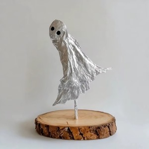 Sculpture fantôme en aluminium faite à la main avec base en bois, décoration d'Halloween, œuvre d'art d'intérieur - Product Image 1