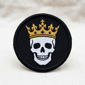 Parches termoadhesivos y para coser de calavera de rey con corona dorada, personalizados al por mayor, circulares, de sarga negra, bordados a máquina, tipo insignia, a granel - Product Image 1