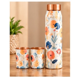 Ensemble de bouteilles d'eau modernes rouges à motifs floraux avec couvercle en cuivre, pack portable esthétique à fleurs rouges - Product Image 2