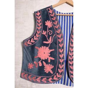 Chaleco de Terciopelo Suzani para Mujer, Hecho a Mano, Bordado Floral, Estilo Boho, Chaleco Vintage de Diseñador, Ropa para Festivales - Product Image 2
