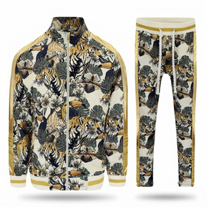 Conjunto Deportivo para Hombre con Estampado Sublimado Personalizado, Chaqueta con Cierre Completo y Pantalones Deportivos con Detalles Dorados, Conjunto de 2 Piezas - Product Image 1