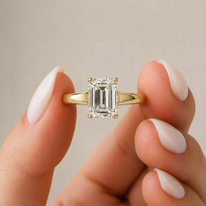 Bague de fiançailles en diamant taille émeraude pour femme, or 18 carats, sertissage à griffes, style géométrique classique - Product Image 2