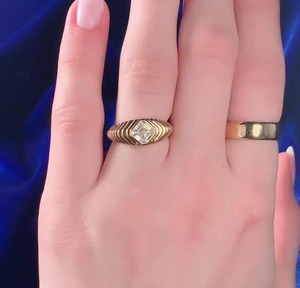 Anillo de Compromiso de Lujo con Diamante de Laboratorio Asscher de 1.0ct, Diseño Minimalista en Oro Amarillo de 14K, Certificado IGI, Anillo de Promesa - Product Image 1
