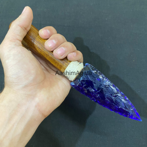 AashimAgate – Sculpture artisanale en verre fluorite bleue faite à la main avec manche en bois, objet de collection - Product Image 3