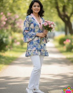 Kurtis cortos con estampado floral para mujer, con ribete rosa, corte holgado, poliéster y rayón, top informal midi para uso diario, estilo India-Pakistán. - Product Image 1