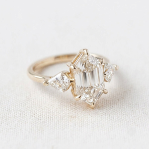 Anillo de Compromiso Clásico para Mujer, Oro Amarillo de 18K, Corte Hexagonal Alargado con Piedra Lateral en Forma de Cometa, Diamante Cultivado en Laboratorio, Certificado IGI - Product Image 2