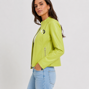 Chaqueta de cuero para mujer con un estilo elegante, acabado premium y ajuste cómodo, ideal para viajes, trabajo y reuniones informales. - Product Image 4