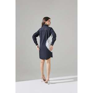 Robe chemise noire pour femme avec panneau tie-dye blanc, manches longues, boutonnée, tenue décontractée pour les vacances - Product Image 4