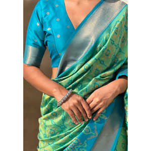 Sari Patola en soie douce verte Pista tissé avec des fils Zari et des tissages contrastés pour vêtements indiens et pakistanais - Product Image 3