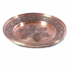 Assiette de présentation élégante en cuivre pur gravé, style antique, motif floral vintage en relief, option de personnalisation disponible. - Product Image 1