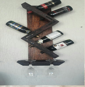 Porte-vin mural rustique en bois foncé et métal, à motif en zigzag, avec crochets pour verres. Art unique disponible à prix de gros. - Product Image 1