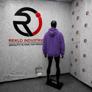 Sudadera con Capucha Oversize Morada Premium con Gráficos, Estilo Urbano, Unisex, de Forro Polar Grueso, con Tipografía en Crema Intenso - Product Image 4