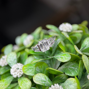Bague à trois pierres en diamant taille émeraude 2,5 carats couleur D avec pierres latérales trapézoïdales en or 14 carats certifiée IGI pour fiançailles et mariage - Product Image 4