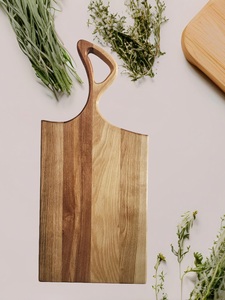 Planche à découper en bois d'acacia de qualité supérieure, poignée ergonomique, construction robuste et épaisse, sûre pour les couteaux, idéale pour couper, servir et offrir en cadeau - Product Image 2
