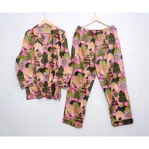 Ensemble de pyjama en coton à imprimé floral confortable - Deux pièces, respirant, vêtements de détente, taille élastique pour les vacances et l'usage quotidien - Product Image 1