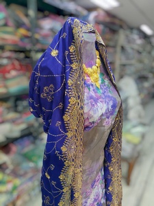 ชุดผ้าดิรักลายดอกไม้สีม่วงราชวงศ์แบบฟรานซาวี พร้อมผ้าคลุมไหล่สีน้ำเงินปักลาย และชุดผ้าโคติเข้าชุด - Product Image 2