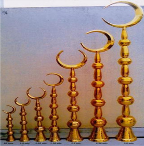 Ensembles de finitions traditionnelles en laiton pour mosquées, présentant des tailles graduées et des croissants pointus, disponibles à prix de gros. - Product Image 1