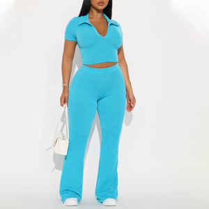 Conjunto de 2 piezas azul acanalado para mujer con logotipo personalizado, top de manga corta con cuello vuelto y pantalones anchos de pierna larga, informal, para verano - Product Image 1