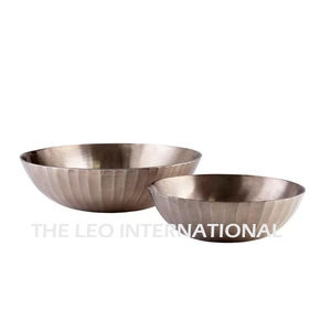 Elegante tazón plateado con soporte metálico para decoración del hogar, ideal para servir dátiles, frutas secas y alimentos, con técnica de pulido. - Product Image 5