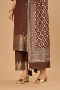 Tela de Viscosa Premium Safaa Mocha Brown para Vestidos sin Coser con Detalles en Zari Dorado y Dupatta Geométrica - Product Image 4