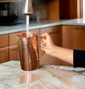 Ensemble de carafes en cuivre pour un service décoratif haut de gamme, ensemble de service en métal pour eau avec verres, durable, réutilisable, pour la cuisine. - Product Image 3