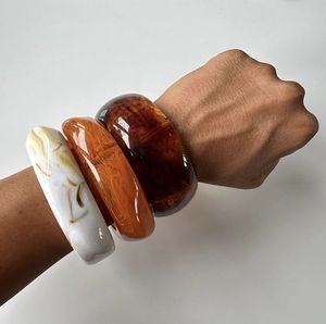 Brazalete de Resina Hecho a Mano con Patrón de Mármol Único para Mujer, Colección de Joyería de Moda - Product Image 2
