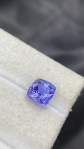 Tanzanite Naturelle Certifiée, Coupe Carrée Coussin, Couleur et Lueur Exceptionnelles, Zoisite Naturelle 2,28 Carats, Clair comme un cristal - Product Image 4