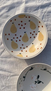 Elegante Frutero de Cerámica con Motivo de Pera Pintado a Mano, Forma Ancha para Servir y Acabado Brillante y Duradero - Product Image 3