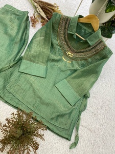 Traje Salwar de color verde con cuello con trabajo artesanal, corte holgado, estilo tradicional y casual para mujer. - Product Image 6