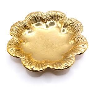 Assiette décorative en métal doré en forme de fleur, faite à la main, polie, style glamour, pour fêtes et réceptions - Product Image 1