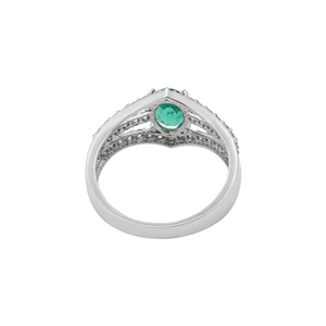 Bague triple à trois branches en or blanc 18 carats avec émeraude ovale naturelle et diamants pavés, Memoria Jewels - Product Image 4
