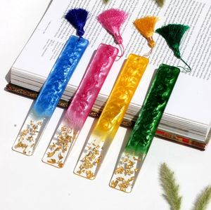 Marcapáginas de resina hecho a mano, color azul cielo con brillantina, ideal como regalo para un amigo, con lazo. - Product Image 2