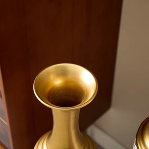 Vase de table en métal au design élégant pour la décoration de la maison, porte-fleurs haut de gamme pour le bureau et les hôtels - Product Image 1