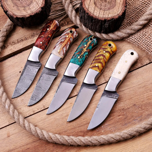 Couteau à dépecer personnalisé en acier Damas et acier au carbone avec manche en résine de cône de pin, lame fixe, couteau à dépecer avec étui en cuir - Product Image 6