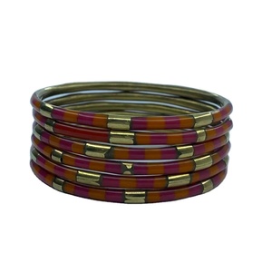 Conjunto de brazaletes metálicos vintage hechos a mano, regalo para bodas y fiestas, brazaletes de resina de la mejor calidad para regalo y uso en fiestas. - Product Image 1
