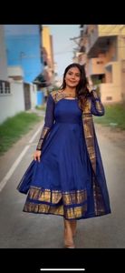 Impresionante vestido Anarkali con vuelo y dupatta para mujer, con bordado Zari dorado, perfecto para bodas y ocasiones festivas. - Product Image 6