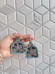 Porte-clés en cuir artisanal tendance 2026, couleur turquoise, forme rectangulaire, avec impression en relief, léger - Product Image 3