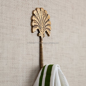 Ganchos decorativos de latón montados en la pared con encanto del Viejo Mundo perfecto para organizar el espacio con estilo vintage - Product Image 1