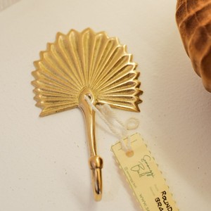 Porte-manteau mural décoratif en laiton motif fleur et feuille - Support doré pour serviettes ou clés, idéal pour entrée ou salle de bain - Product Image 1