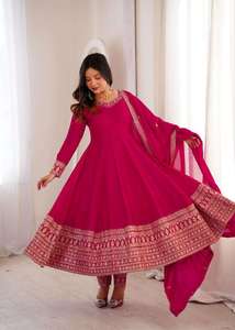 ชุดเดรสยาวแบบ Anarkali ผ้าไหมวิชิตราเนื้อหนา ปักลายด้วยดิ้นดอริ จารี และเลื่อม พร้อมผ้าคลุมไหล่และกางเกง ชุดเย็บสำเร็จ (MPY 75) DC - Product Image 4